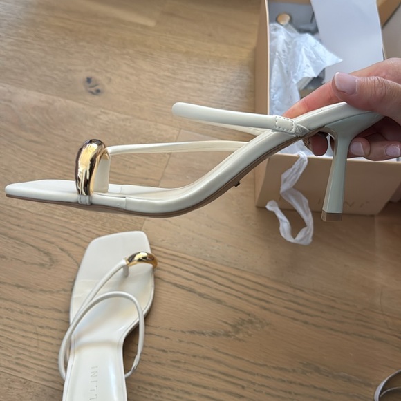 NWT bone heel with gold toe ring - Picture 2 of 2